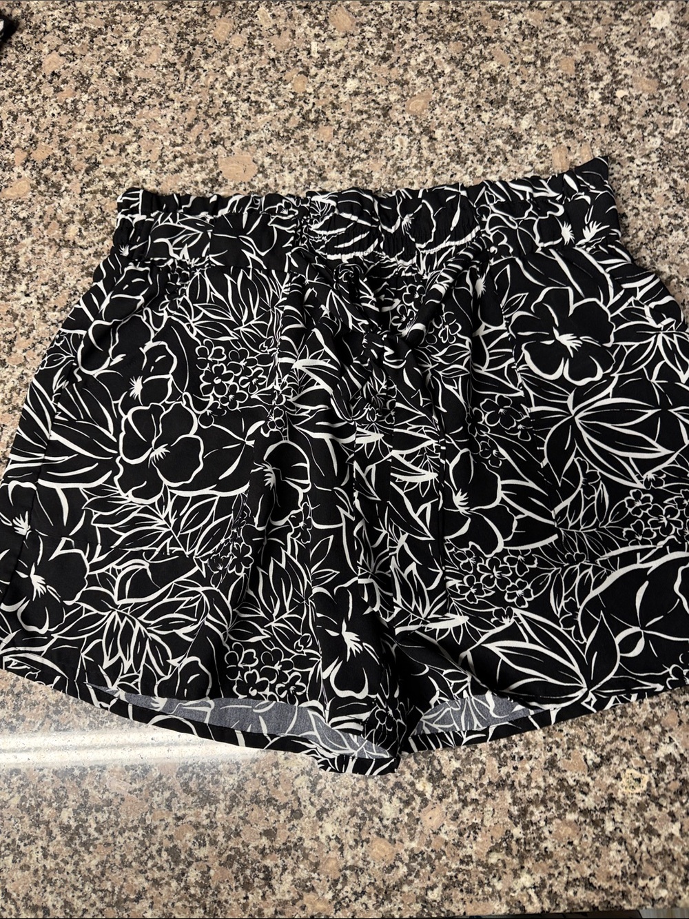 Black & White Floral Women's Shorts - Elastic Waist